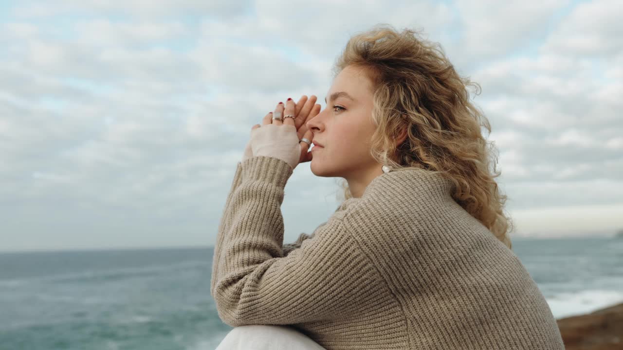 沉思的女人在海边享受安慰视频素材