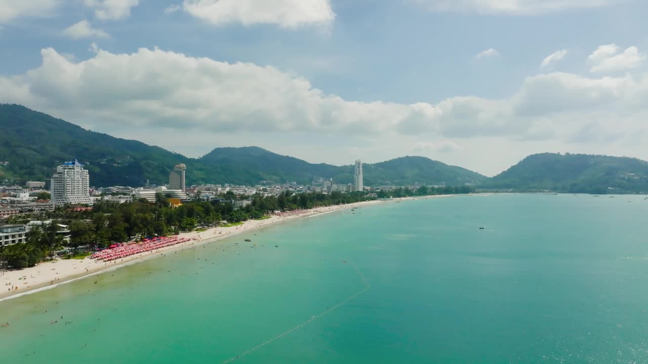 鸟瞰海滨城市的自然视频电影场景视频素材