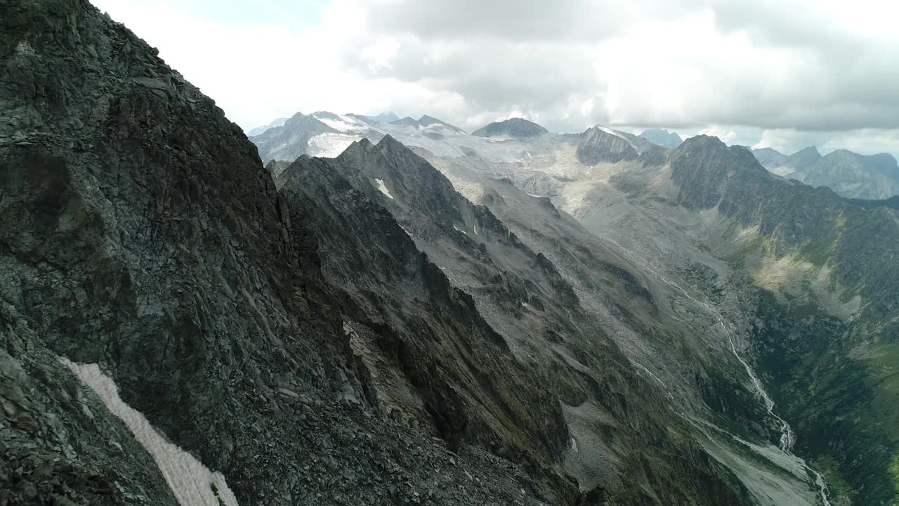 高空岩石嶙峋山脉的鸟瞰图。远眺山峰和浩瀚的山脉。视频素材