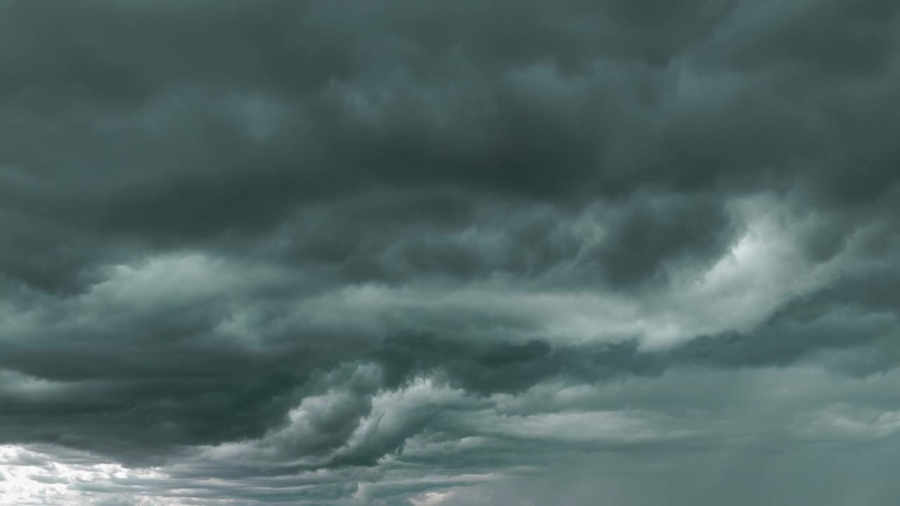 这张延时拍摄的照片捕捉到了在梅多维尔上空翻滚的暴风雨云视频下载