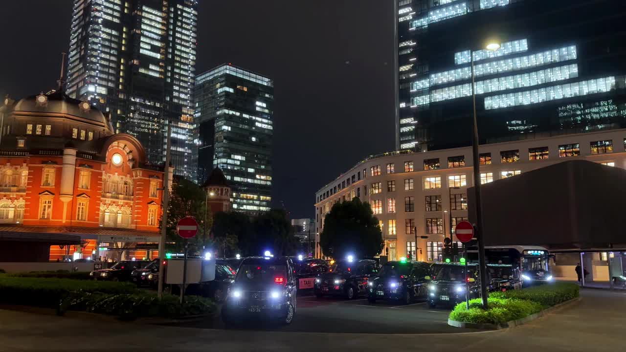 夜晚的东京车站灯火通明，车水马龙，高楼林立视频素材