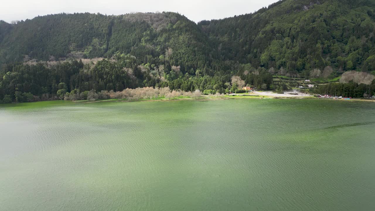 在火山口弗纳斯湖的右边，俯瞰Miradouro do Pico do Ferro视频素材