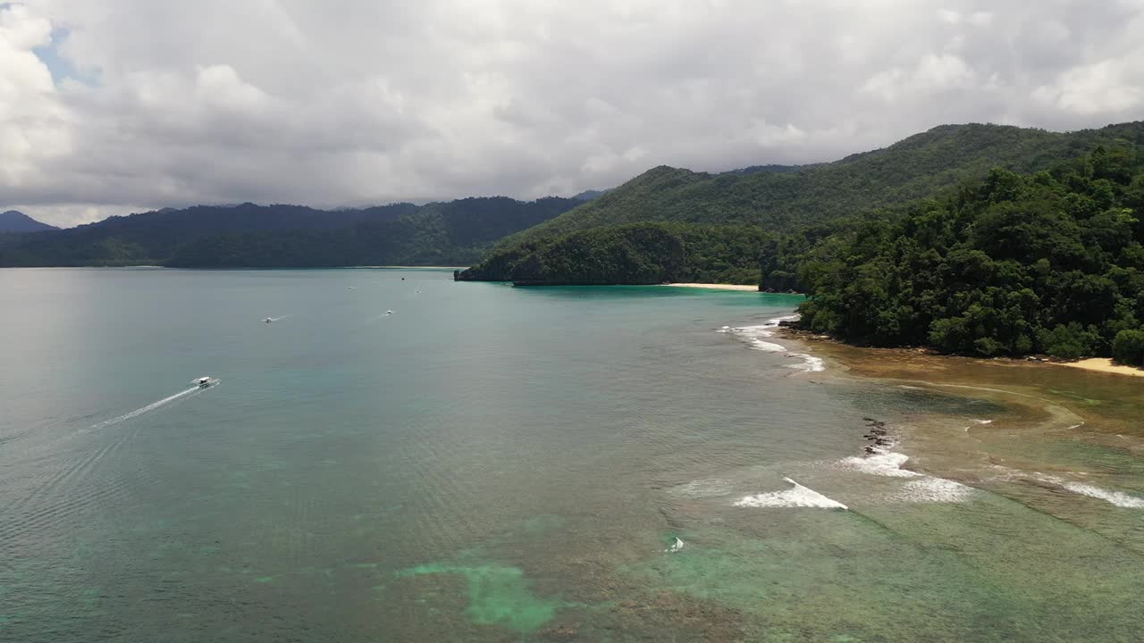 菲律宾热带雨林和海滩鸟瞰图视频素材