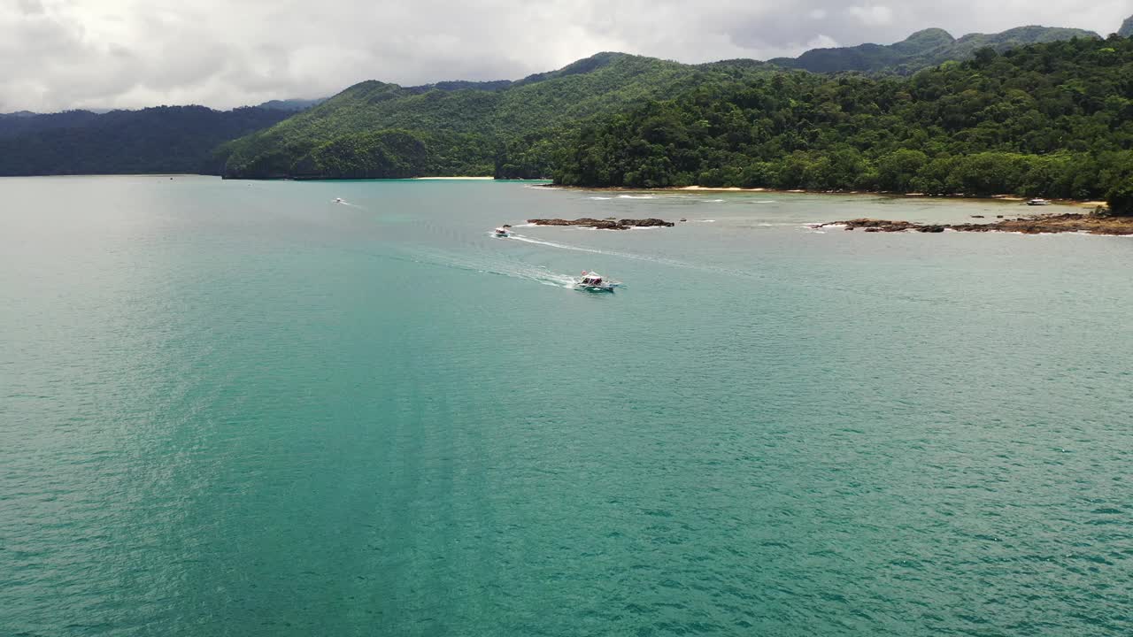 菲律宾热带雨林和海滩鸟瞰图视频素材