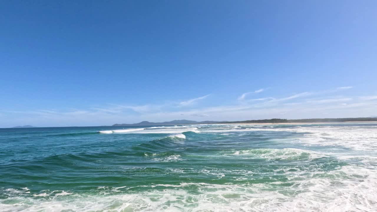 海浪冲击着南布卡海岸视频素材