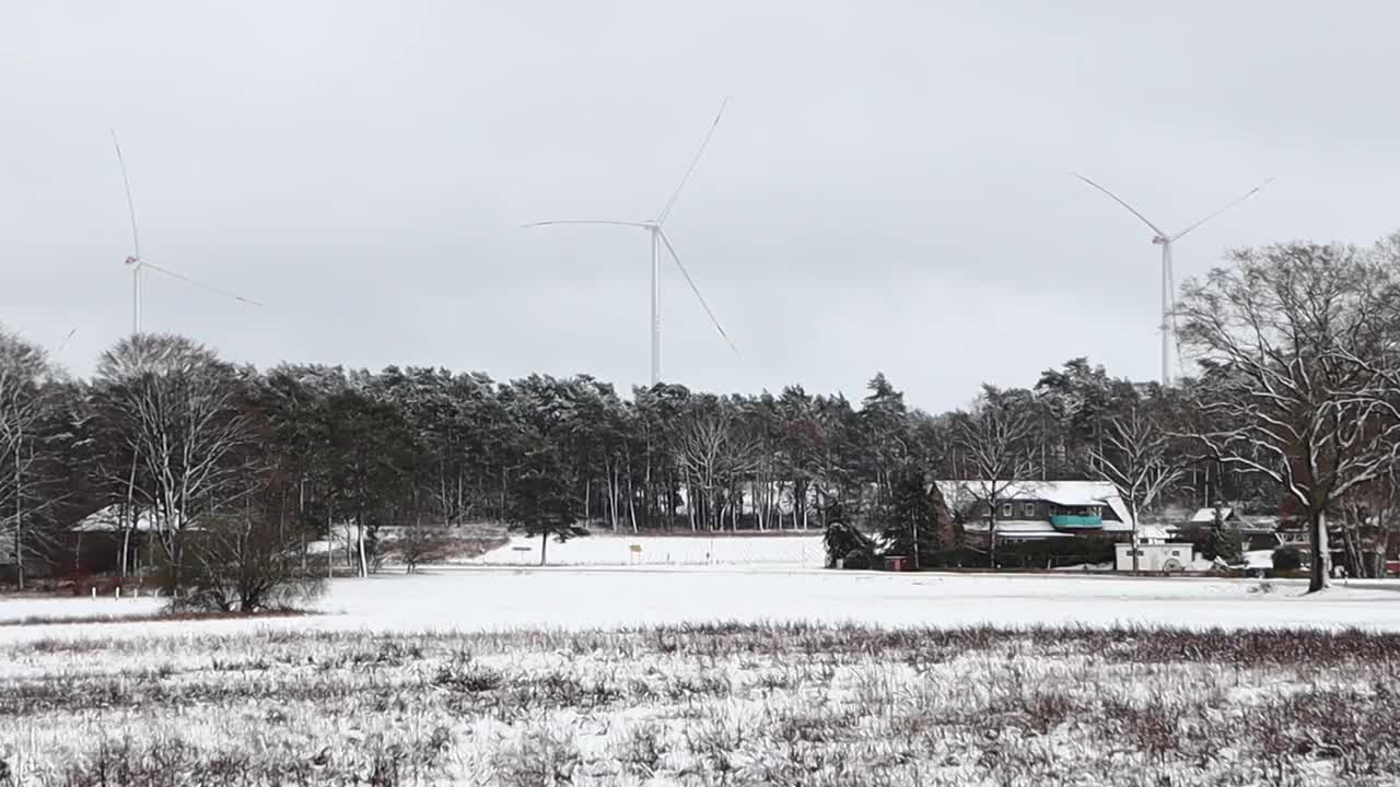 冬季仙境风景雪乡与风力涡轮机在农村景观视频下载