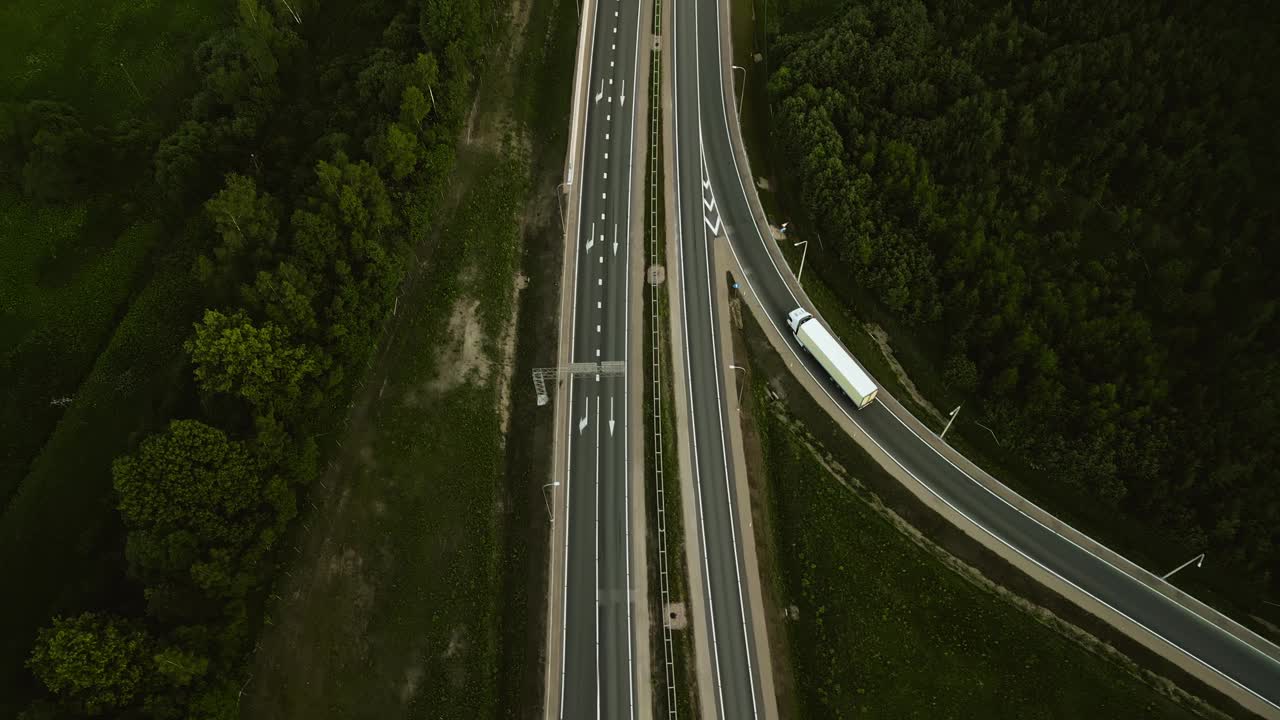 公路交叉口的鸟瞰图与移动的车辆，实时鸟瞰以上的城市景观视频素材