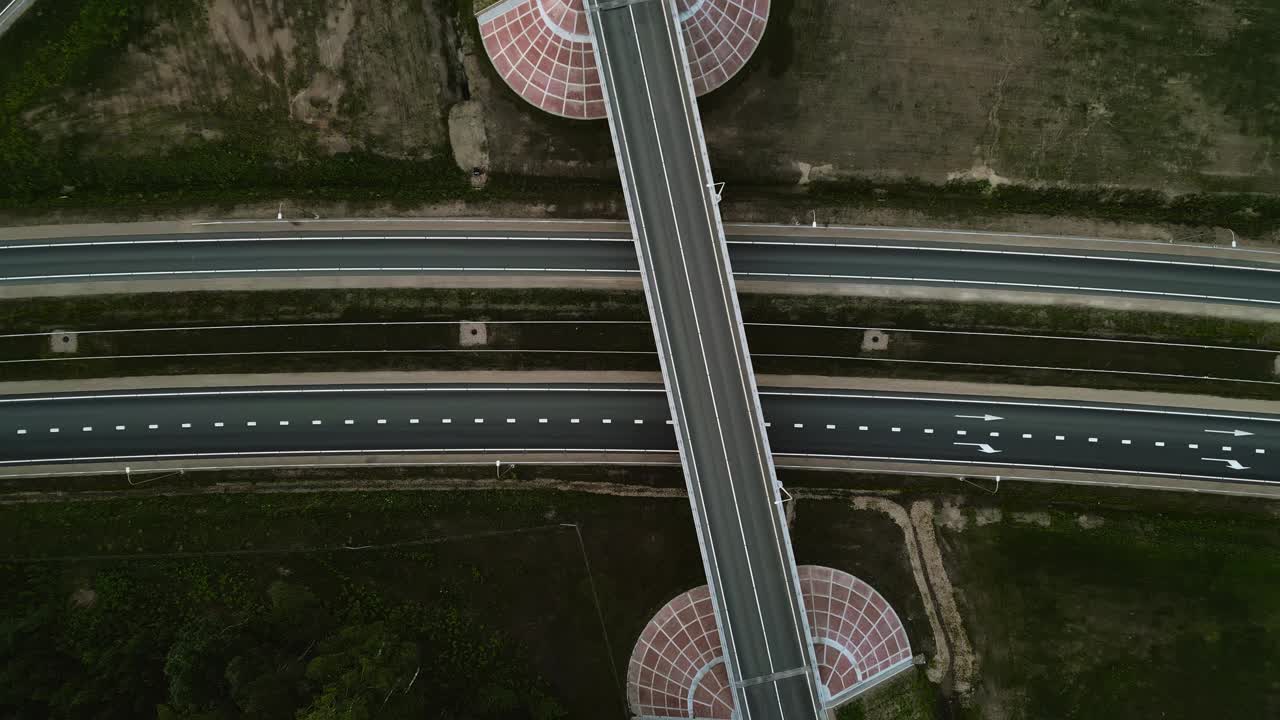 观察正在进行的活动，在当代高速公路交汇处从空中的有利位置实时视频素材