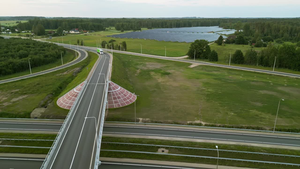 鸟瞰宁静的乡村公路交汇处，背景为湖泊，凸显自然之美视频素材