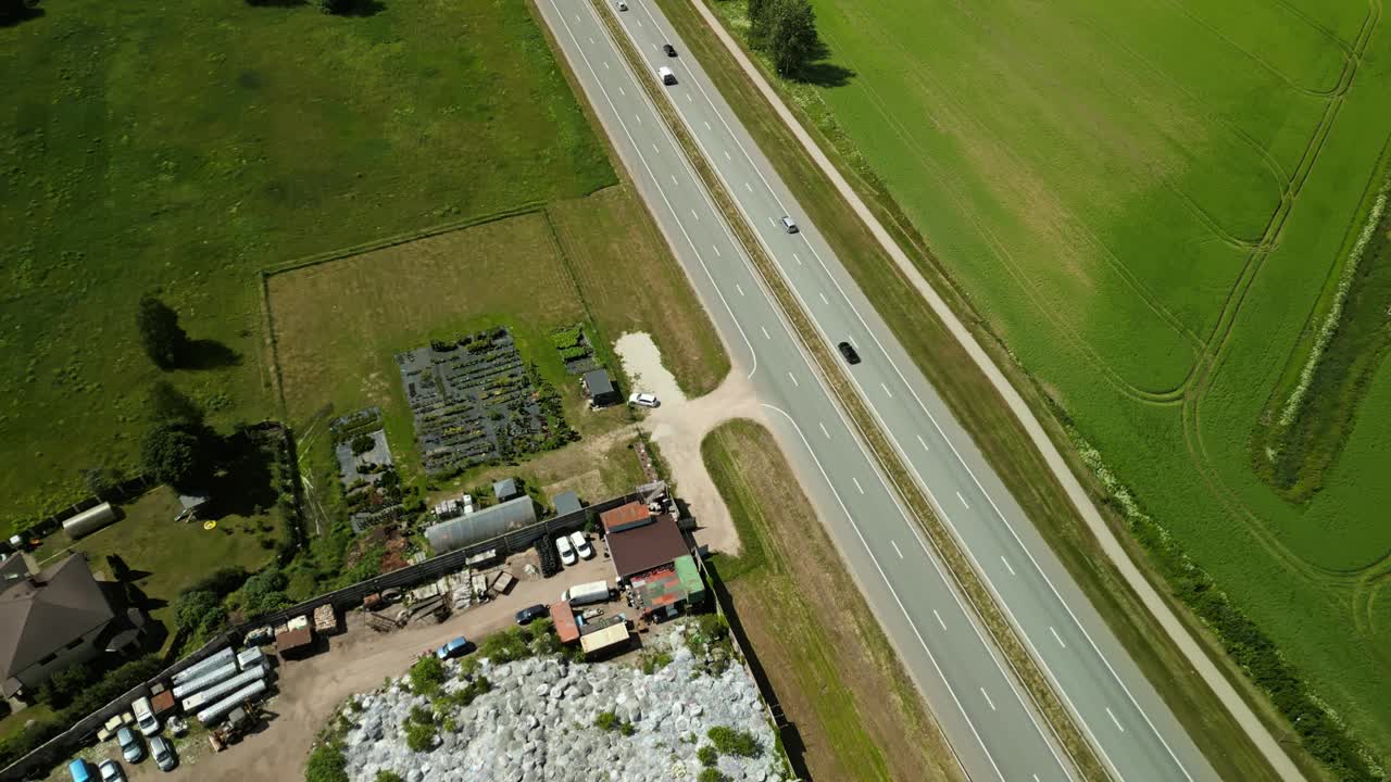 在宁静的环境中探索宁静的乡村公路，宁静的农田，绿色植物和风景视频素材