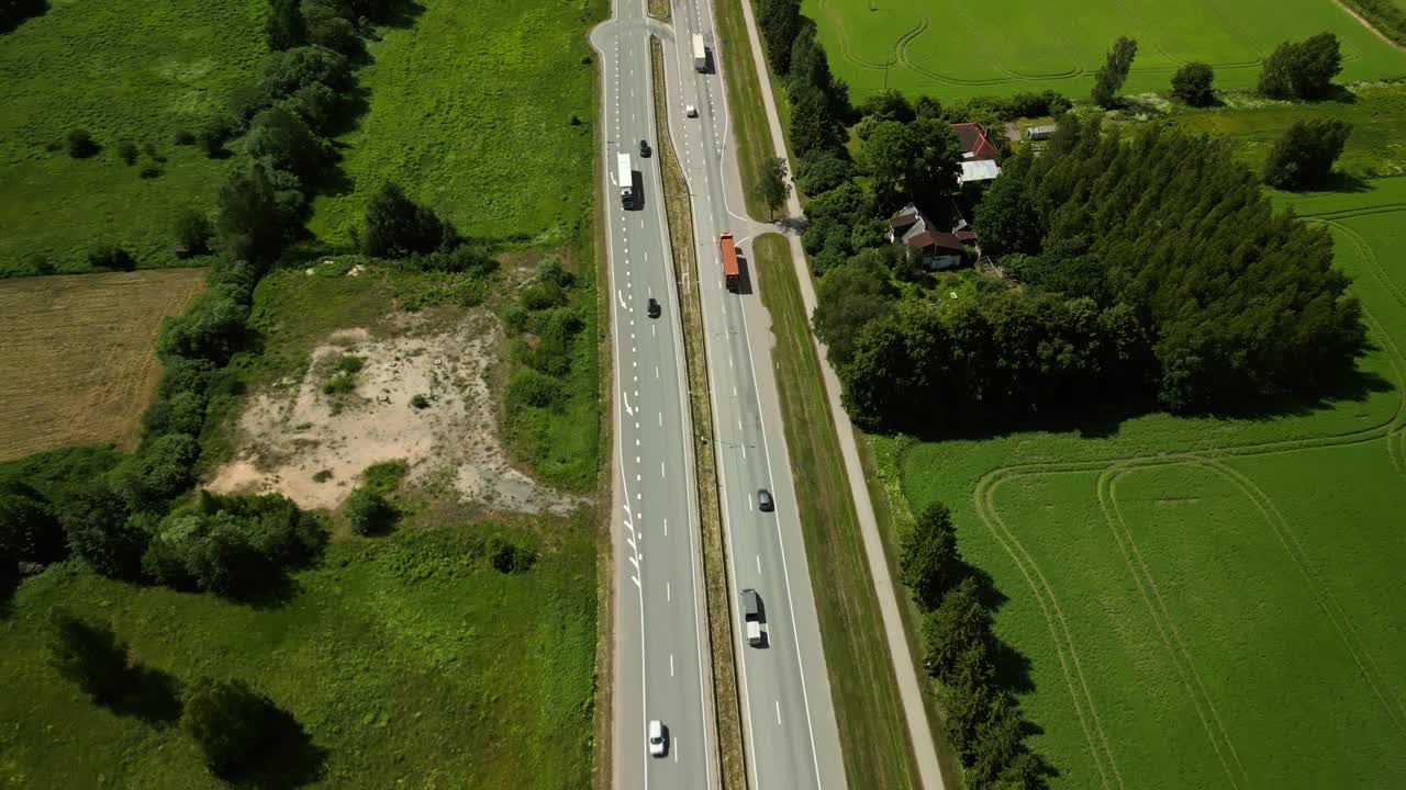 在农村高速公路上拍摄车辆，使用无人机或其他手段捕捉实时镜头视频素材