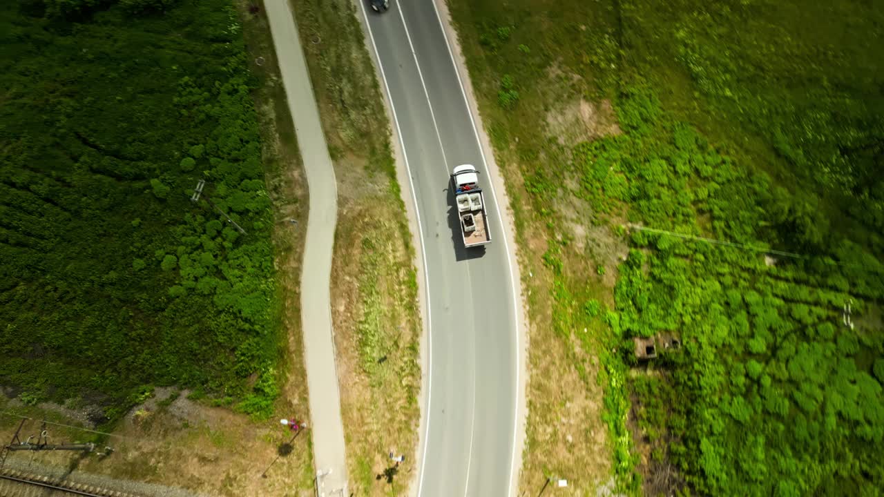 鸟瞰乡村道路和车辆，突出自然美景和宁静的环境视频素材