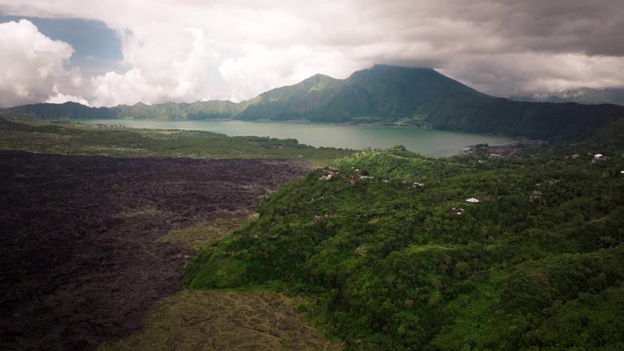 火山，云，天空背景，熔岩火山口地形前景，航空视频素材