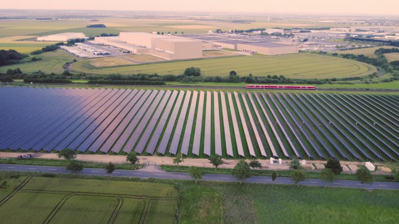 太阳能发电厂及周边地区视野开阔。视频素材