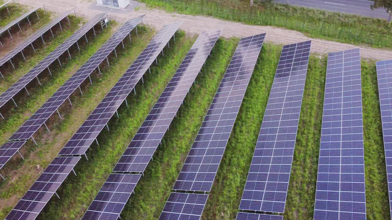 绿色草地上一排排的太阳能电池板。视频素材