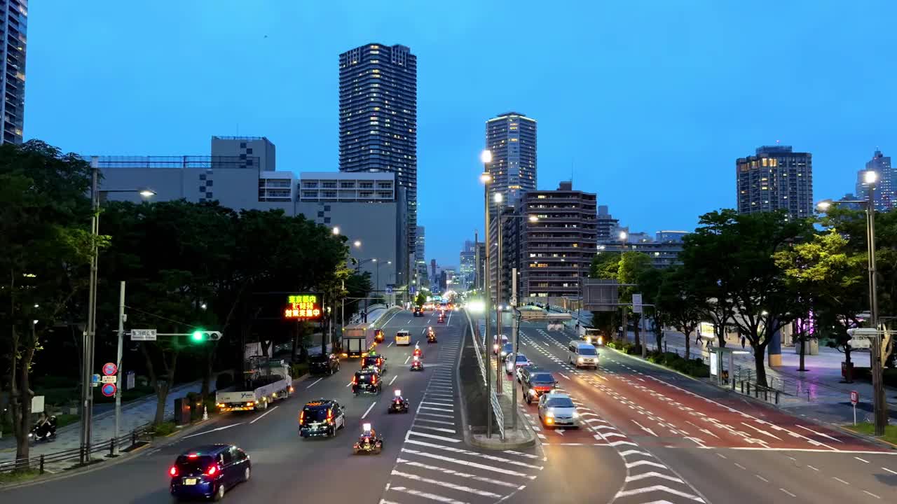 夜晚的城市景观，繁忙的街道，高楼大厦和五颜六色的灯光视频素材