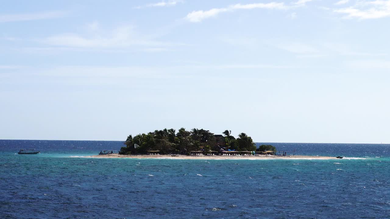 从海洋上看，美丽茂盛的热带斐济南海岛链视频素材