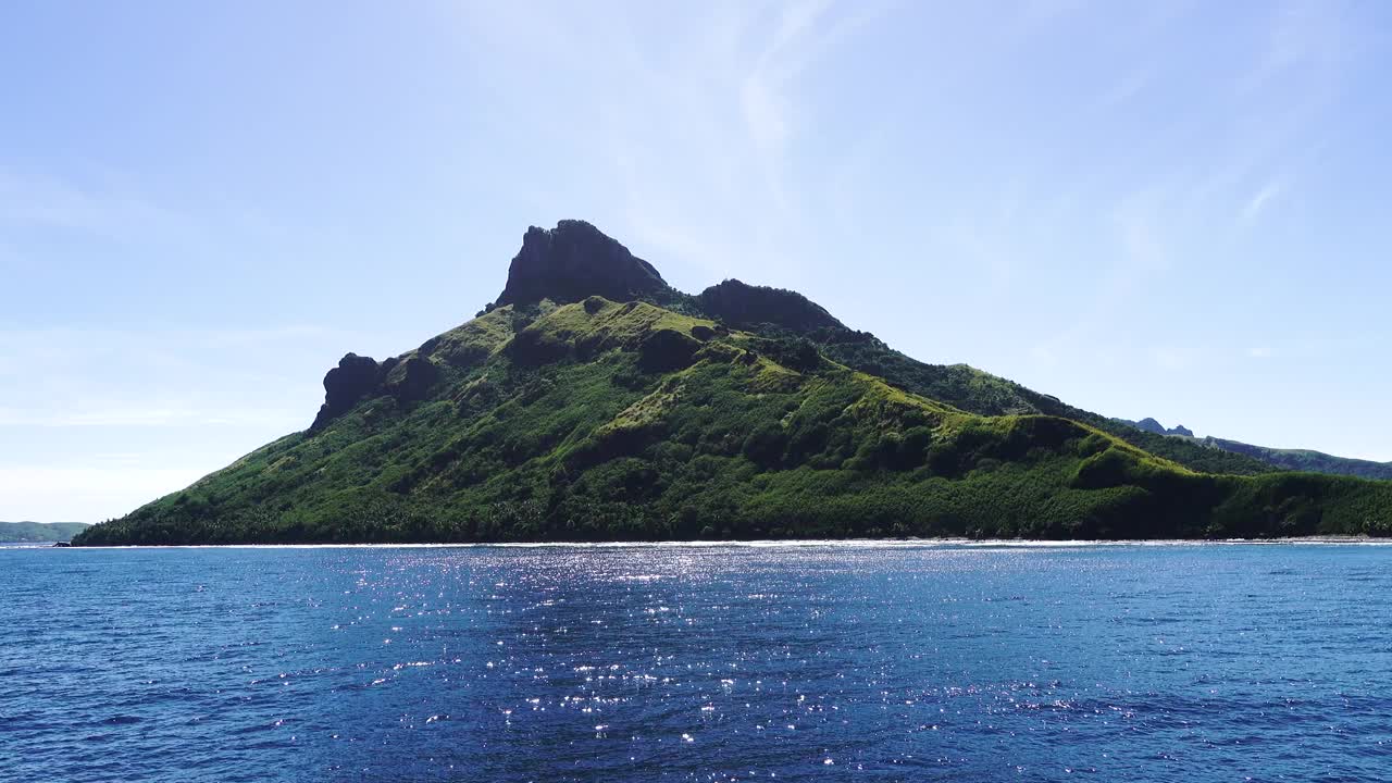 当Yasawa Flyer在所有岛屿之间跳跃时，从海洋中可以看到美丽的热带斐济Yasawa岛链视频素材