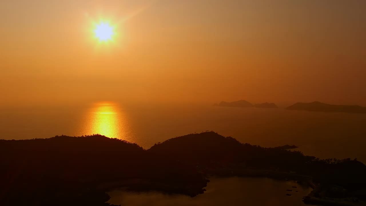 全北、群山市、高郡上岛、官里岛、马尔岛、明岛、邦楚岛、岛屿、山脉和日落时的自然风光/韩国视频素材