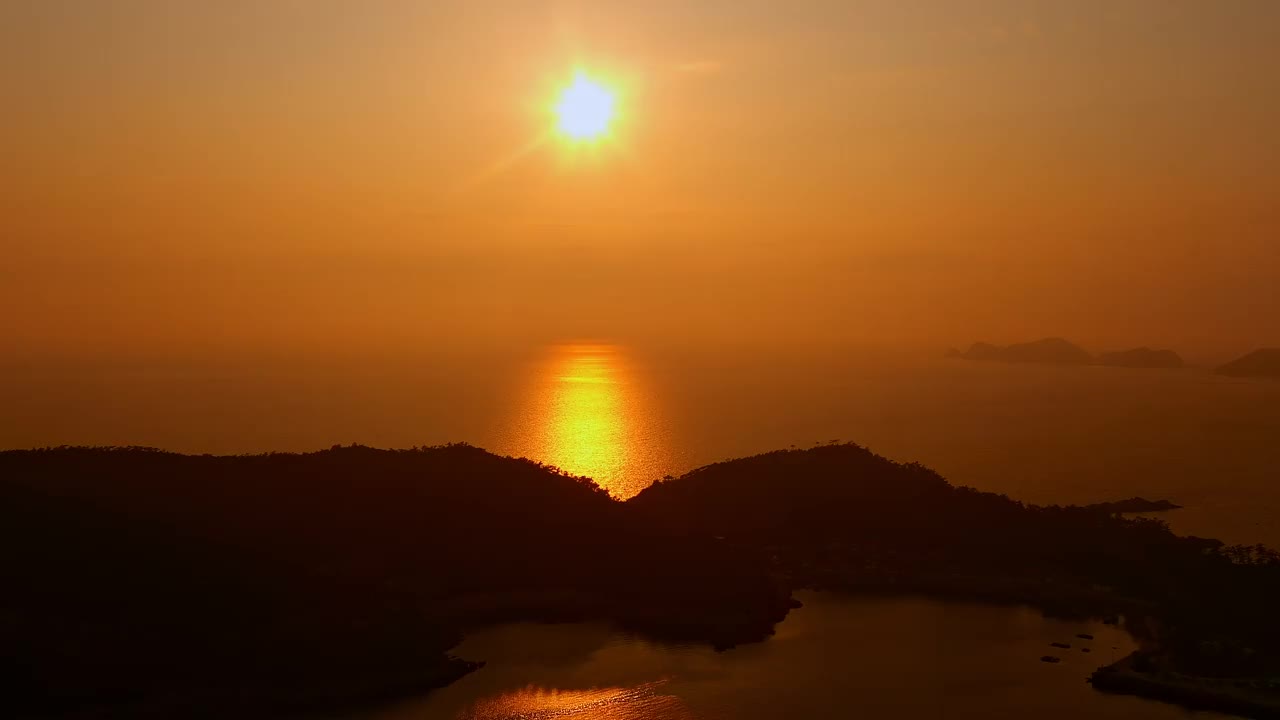 全北、群山市、高郡上岛、官里岛、马尔岛、明岛、邦楚岛、岛屿、山脉和日落时的自然风光/韩国视频素材