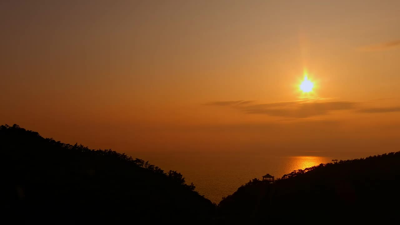 全北道、群山市、高郡上岛、关里岛、岛屿、山脉和日落时的自然风光/韩国视频素材