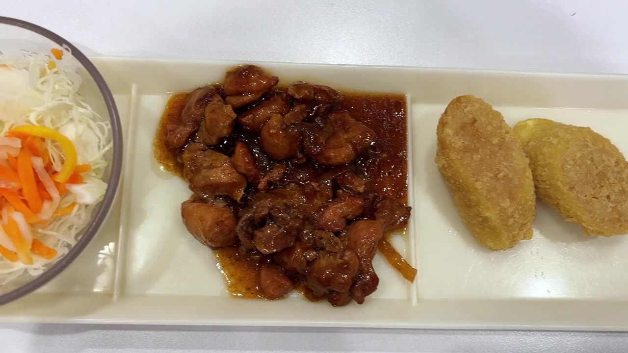 日本料理照烧鸡放在桌上的盘子里视频素材画面1