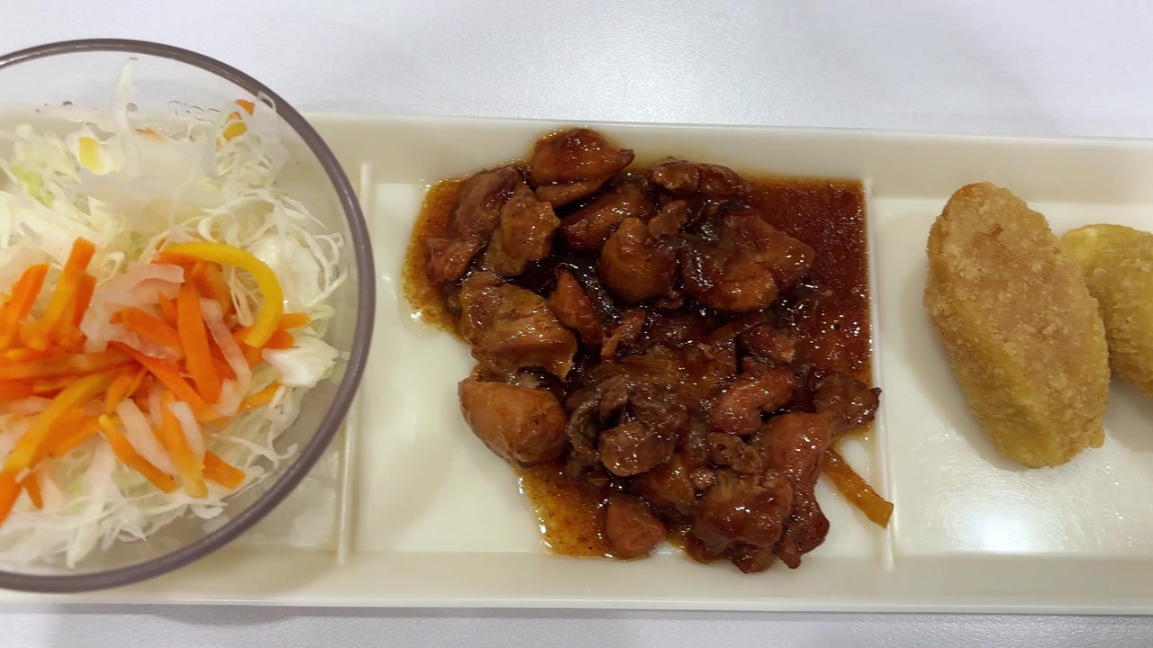 日本料理照烧鸡放在桌上的盘子里视频素材画面2
