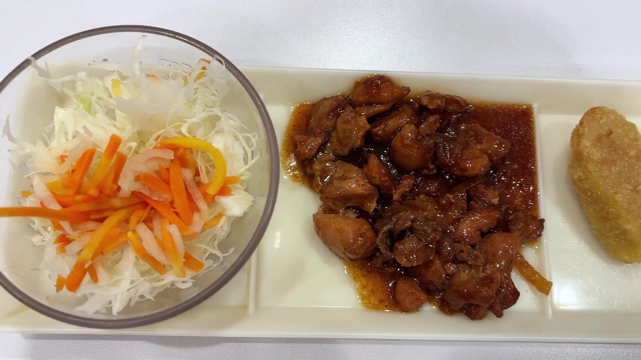 日本料理照烧鸡放在桌上的盘子里视频素材画面3