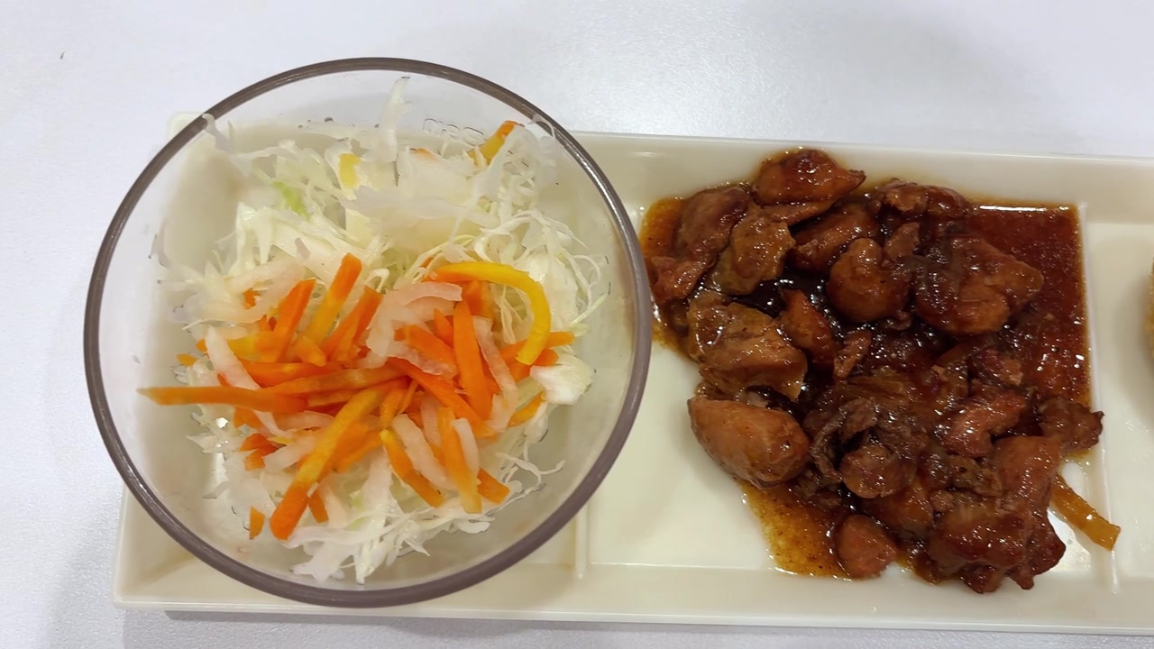 日本料理照烧鸡放在桌上的盘子里视频素材画面4