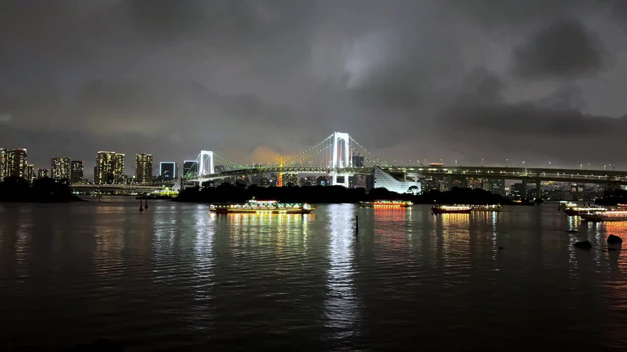 夜晚，灯光照亮的城市景观和水面上的倒影视频素材