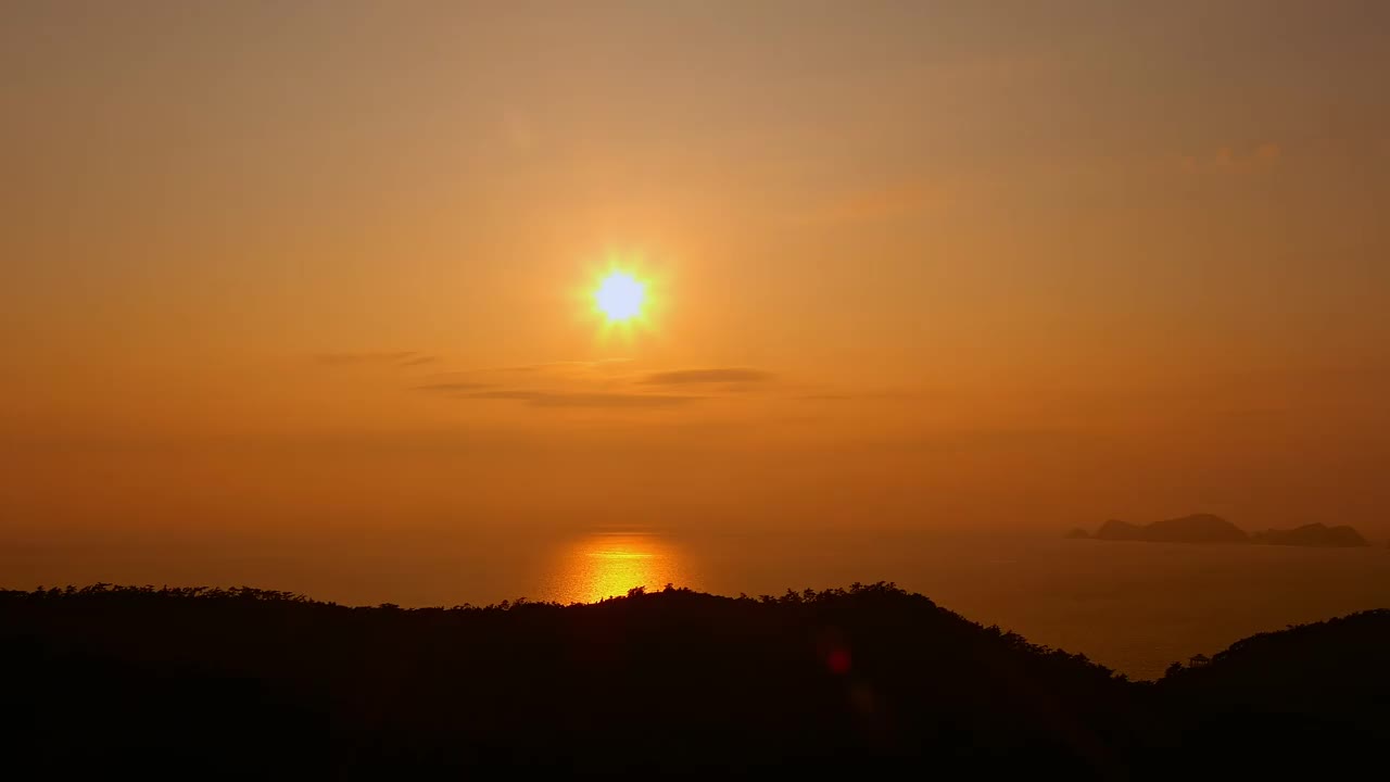 全北、群山市、高郡上岛、官里岛、马尔岛、明岛、邦楚岛、岛屿、山脉和日落时的自然风光/韩国视频素材