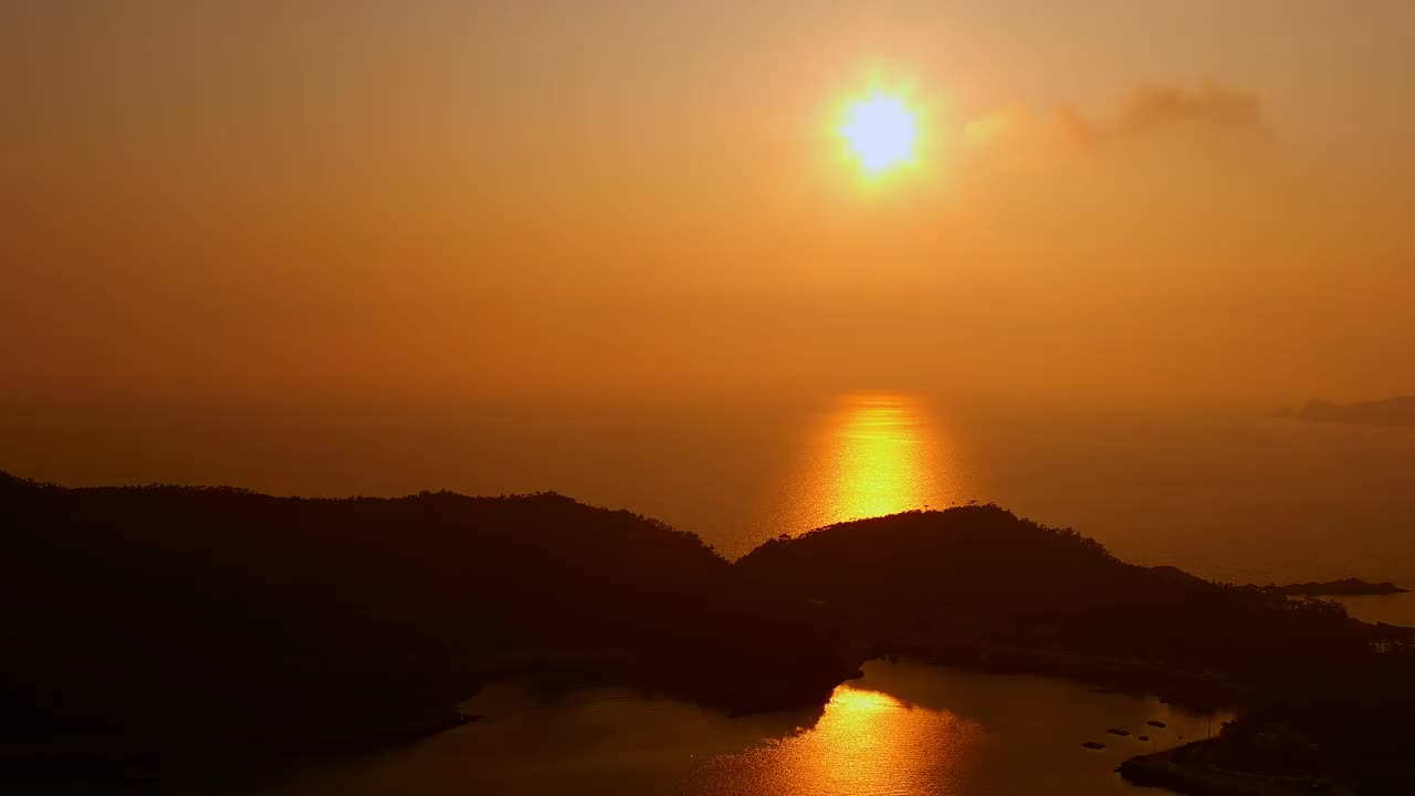 全北、群山市、高郡上岛、官里岛、马尔岛、明岛、邦楚岛、岛屿、山脉和日落时的自然风光/韩国视频素材