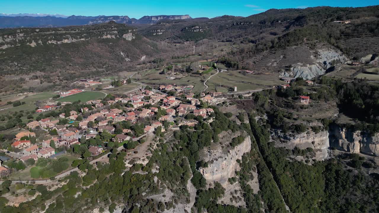 巴塞罗那Tavertet地区的绿色田野和蜿蜒的道路，背景是山脉视频素材