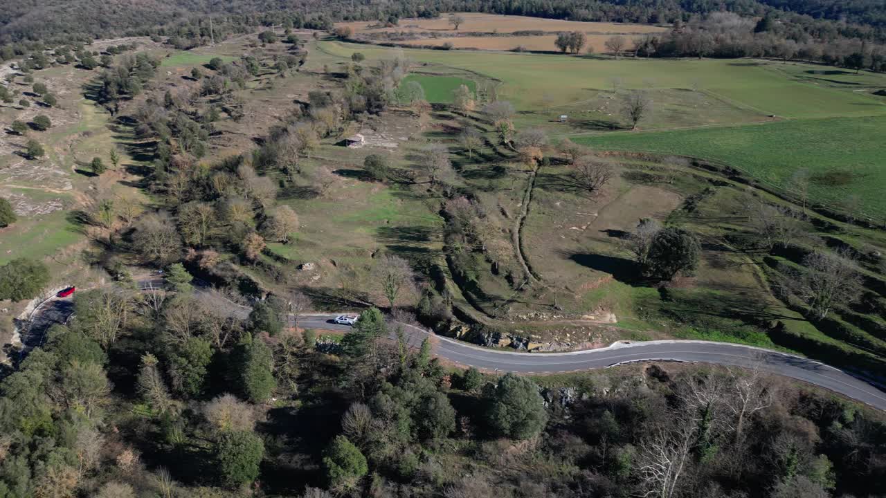 风景秀丽的tavertet地区在巴塞罗那与蜿蜒的道路和郁郁葱葱的绿色，鸟瞰图视频素材