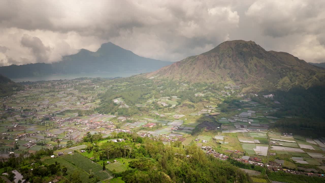 鸟瞰图，巴图尔山，景观，农田，建筑，自然视频素材