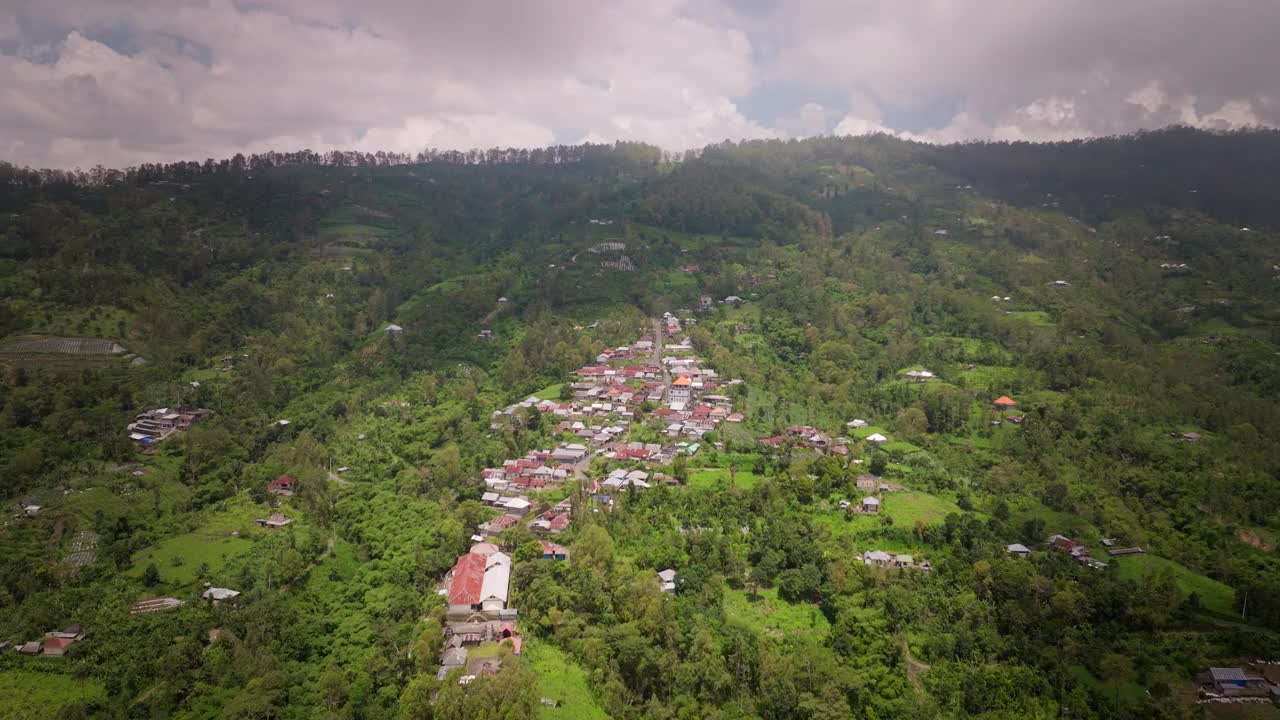 陡峭的山坡，村庄建筑，山顶，植被，空中视频素材