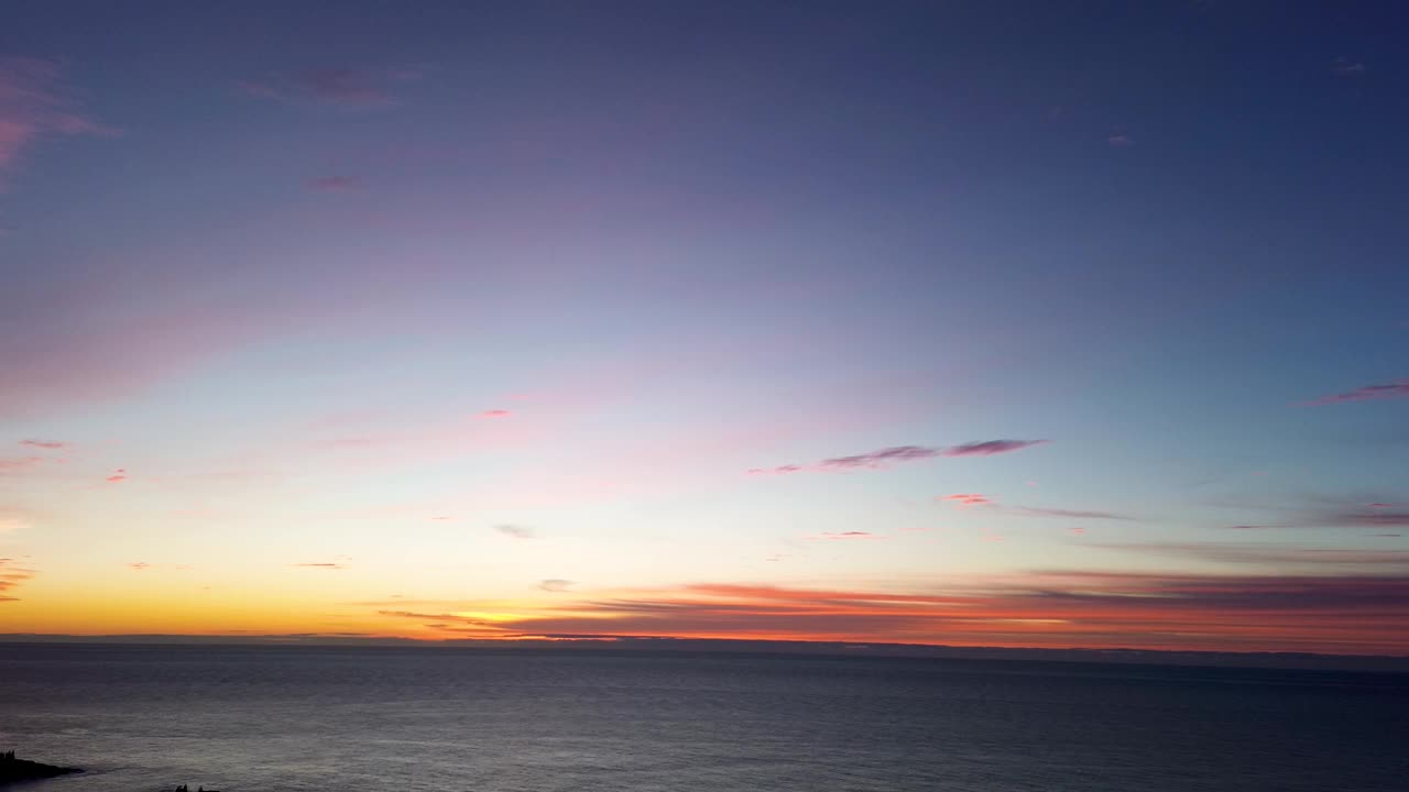 景观景色优美，晨光日出天空白云形成泛地平线海岸线岬角Kiama Gerringong澳大利亚南海岸自然旅游视频素材