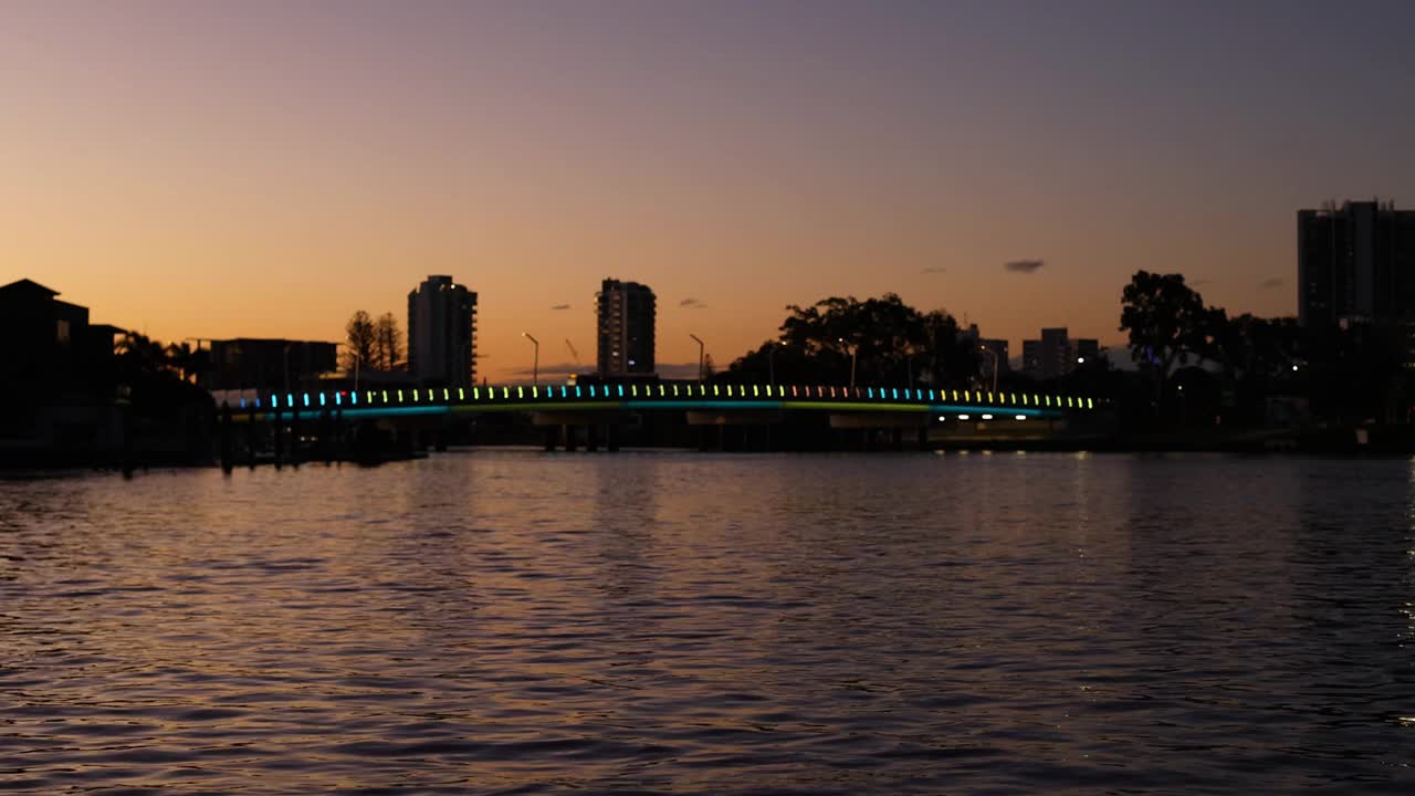 Broadbeach Waters运河上的日落视频素材