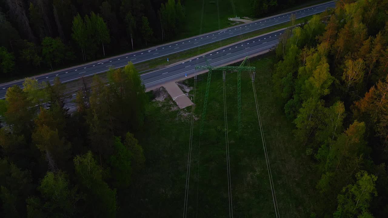 一座横跨茂密森林的公路桥，从鸟瞰的角度展示了自然与人造结构的融合视频素材