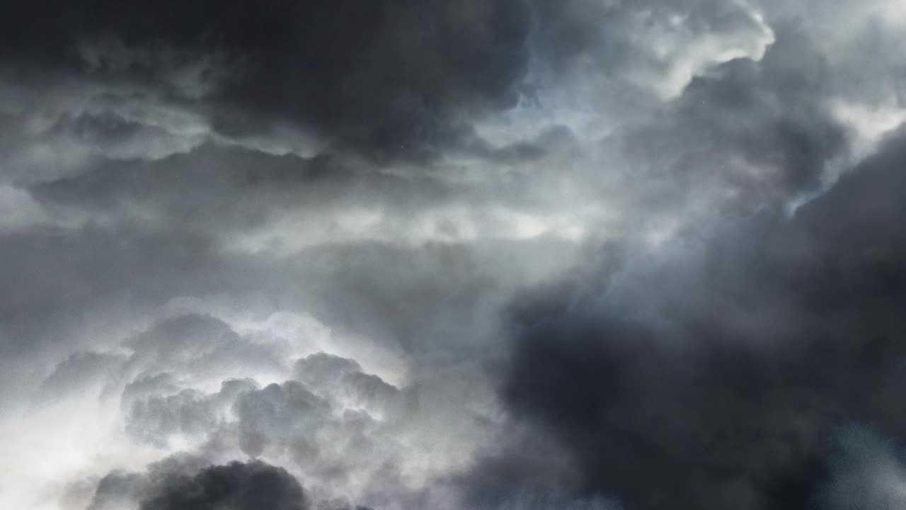 闪电雷雨在夜晚的黑暗天空视频素材