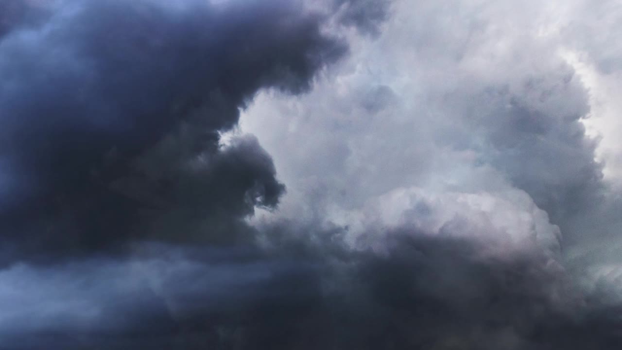 乌云密布，雷雨带闪电视频素材