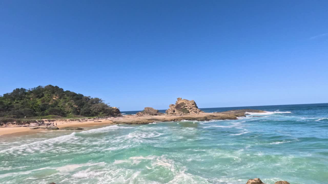 海浪冲击着南布卡海滩视频素材