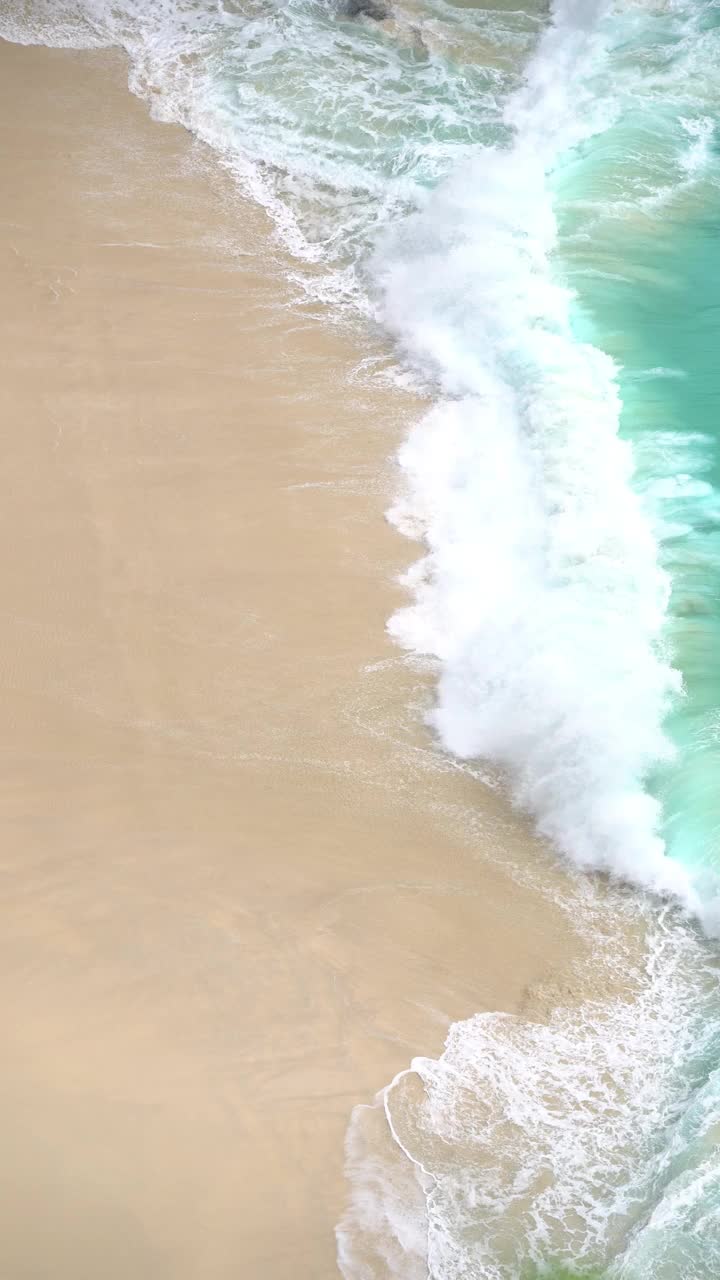 钻石海滩的海浪，巴厘岛努沙Penida，印度尼西亚视频素材