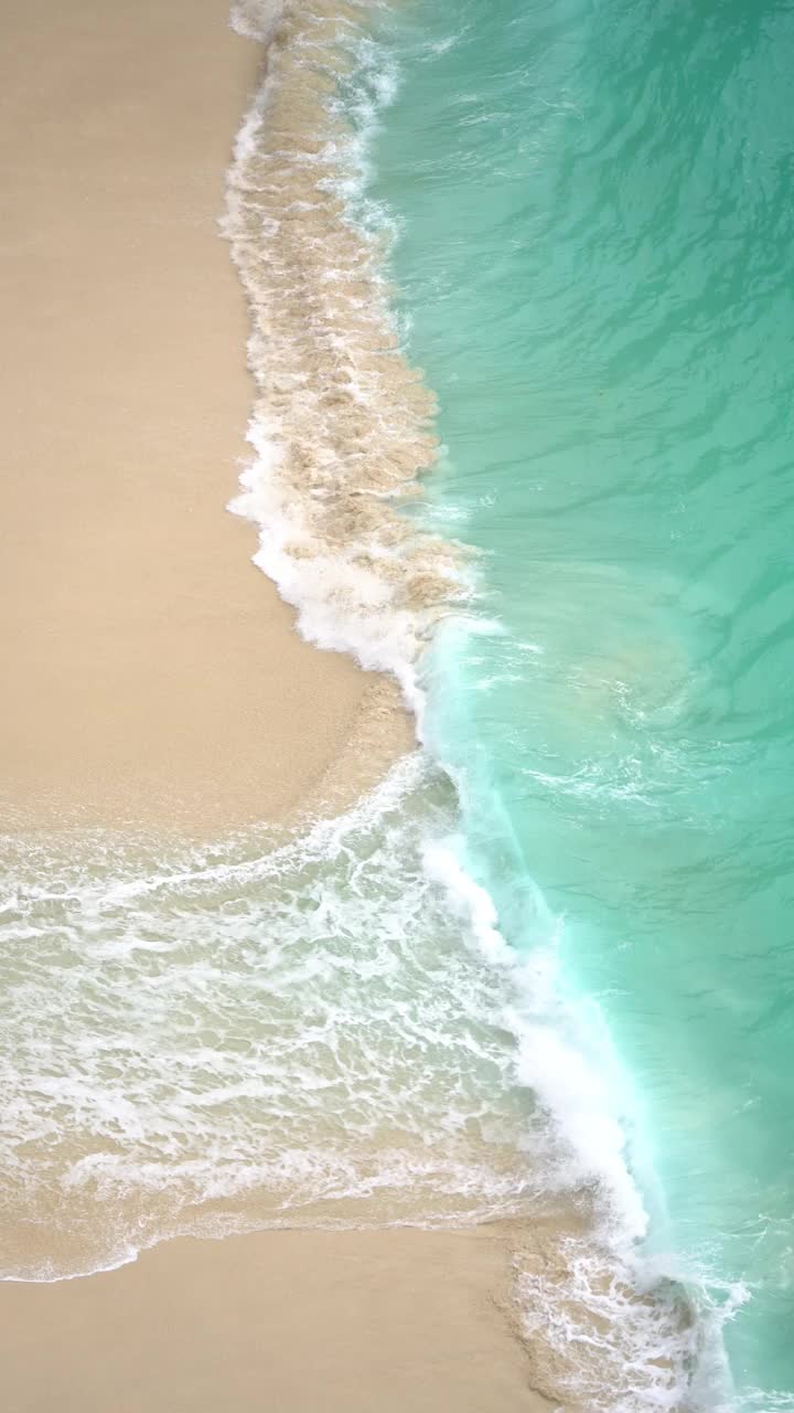 钻石海滩的海浪，巴厘岛努沙Penida，印度尼西亚视频素材