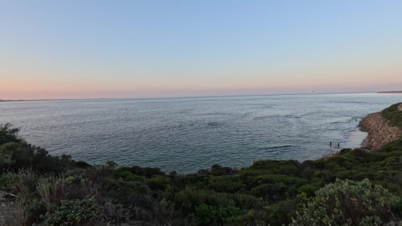 日落在尼皮恩海岸路视频素材