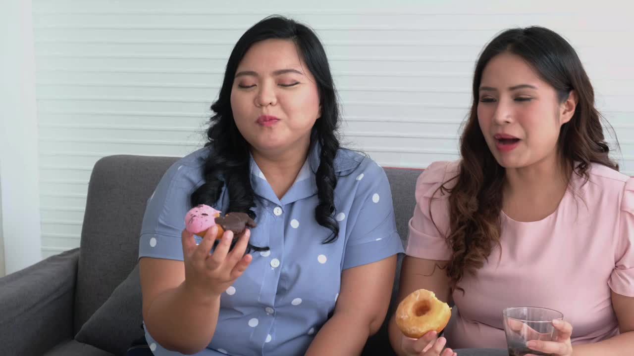 享受吃甜甜圈。视频下载