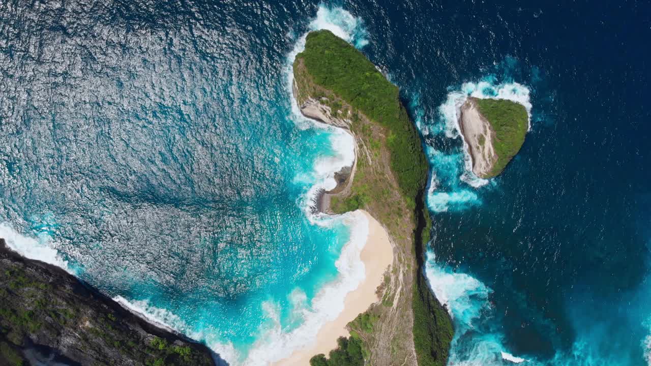 努沙佩尼达岛壮丽的热带海岸线，令人惊叹的景观。鸟瞰图视频素材