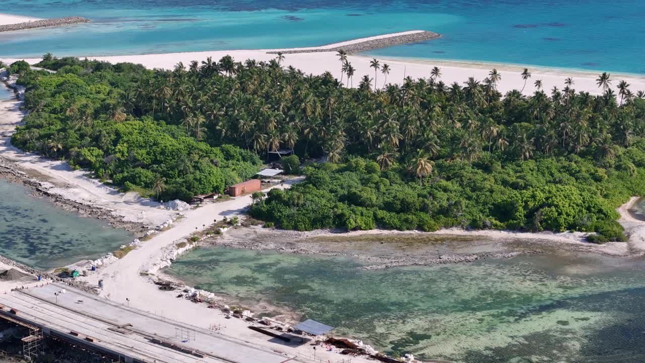 马尔代夫，棕榈树环绕的沿海开发项目鸟瞰图。视频素材