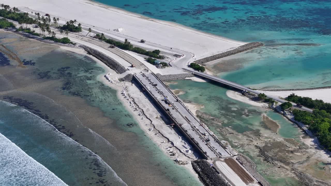 沿海道路建设鸟瞰图，棕榈树，绿松石水，马尔代夫。视频素材