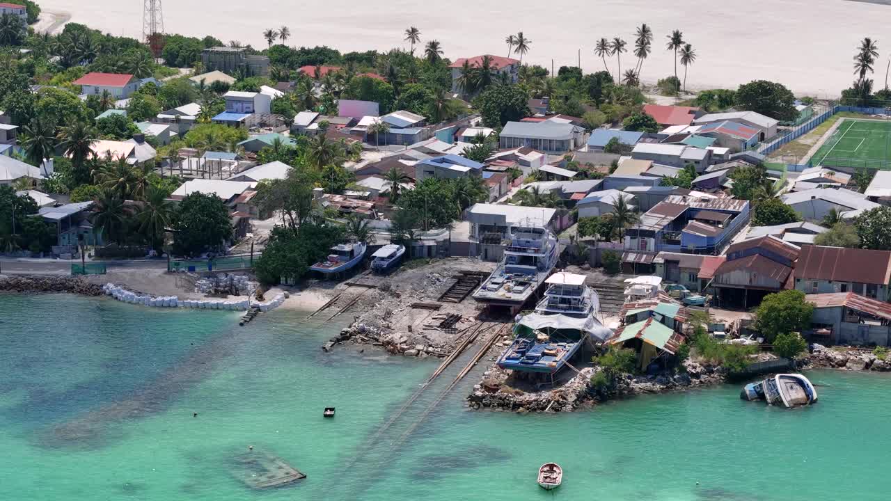 鸟瞰马尔代夫碧绿海水的沿海村庄。视频素材